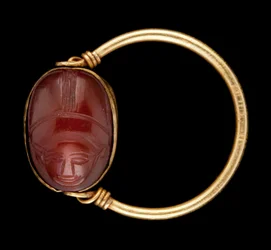 Karneol-Skarabäus mit menschlichem Gesicht in einem Goldring
