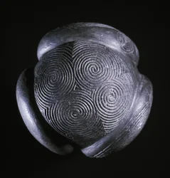 Geschnitzter Ball von Glass Hill, Towie, Aberdeenshire, Neolithikum, ca. 3000 v. Chr.