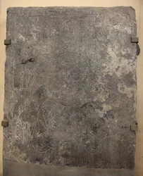 Kathedralsammlung. Fragment einer Steinplatte. Basrelief. Ein Kirchenbeamter. Ursprungsort Kirche (Saint-Quentin von Tournai. Ende 13. Jahrhundert. Detail.