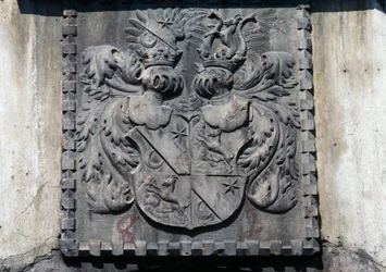Wappen an Holztür eines Hauses in Lavis, Trento, Trentino-Südtirol, Italien