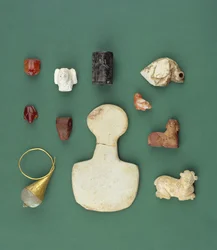 Sammlung östlicher Mittelmeerobjekte, darunter ein sumerisches Geieramulett, ein akkadisches Serpentinsiegel und ein mesopotamischer Karneolfrosch, aus der Zeit von 3300-2000 v. Chr.