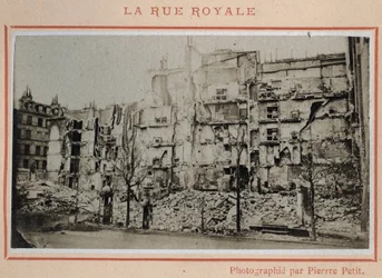 Kommune von Paris (1871): Blick auf die Ruinen in der Rue Royale in Paris im Mai 1871. Fotografie von Pierre Pepetit.