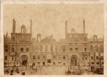 Pariser Kommune (1871): Blick auf den Brand des Rathauses im Mai 1871. Anonyme Fotografie