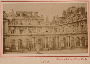 Kommune von Paris (1871): Ansicht des Palais-Royal in Paris nach dem Brand im Mai 1871