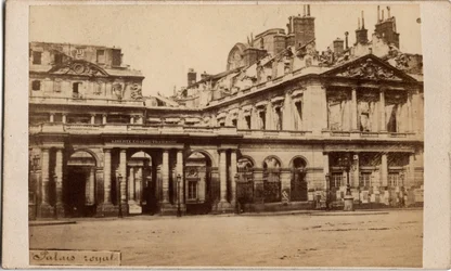 Kommune von Paris (1871): Ansicht des Palais-Royal nach dem Brand im Mai 1871