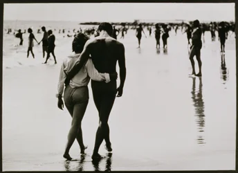 Paar, das im Wasser am Coney Island, New York City, spaziert, Untitled 46, ca. 1953-64