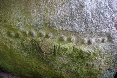 Überdachter Gang von Kerguntuil, Innenraum des Dolmens, Detailgravur in Punkten. Ca. 2000 v. Chr., Tregastel, Côtes-d
