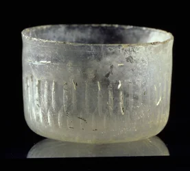 Becher mit Radschliffdekoration, aus Syrien oder Ägypten, islamische Zeit, ca. 900 n. Chr.