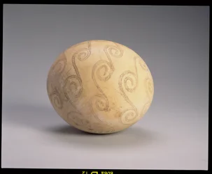 Dekoriertes Straußenei, ägyptisch, ca. 2. Jahrtausend v. Chr.