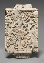 Dekorative Plakette: Widderköpfige Sphinxe flankieren einen heiligen Baum, 900-800 v. Chr.