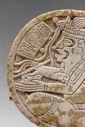 Detail eines Maya-Rundels, das einen im Schneidersitz sitzenden Schreiber mit Feder in der Hand darstellt, ca. 550-950