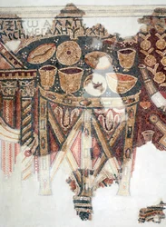 Detail eines Mosaikbodens, der den Opfertisch mit Bechern, Schalen und Broten aus der Samaritaner-Synagoge in El-Khirbe, Westjordanland, 4. Jahrhundert n. Chr. darstellt