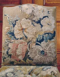 Detail einer Abdeckung, gearbeitet von Jane Allgood, übergroße Blumen in Lang- und Kurzstich in Crewel- und Seidenchenille, alter Goldhintergrund in Zeltstich