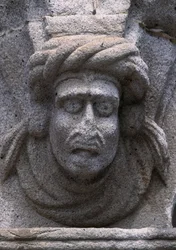 Detail eines Frieses auf einem historischen Gebäude am Platz der Republik in Viana Do Castelo, Portugal