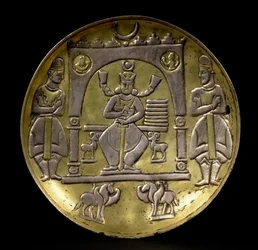 Schale, die einen thronenden König flankiert von zwei kleinen Steinböcken in einem Pavillon darstellt, gestützt von zwei geflügelten Pferden mit zwei Begleitern, auf einem Ringfuß, Sassanidisch (3.-7. Jahrhundert n. Chr.)