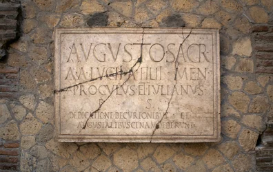 Inschrift auf Marmor, Augustales-Kolleg, archäologische Stätte von Herculaneum (Unesco-Welterbeliste)