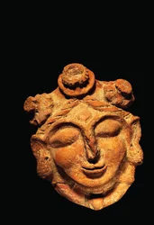 Weiblicher Kopf in Terrakotta, Haryana Gupta-Periode 5. Jahrhundert n. Chr.
