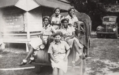 Fünf Mitglieder des West Indies Auxiliary Territorial Service sitzen auf einem Militärfahrzeug