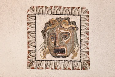 Bodenmosaik aus dem 1. Jahrhundert v. Chr. mit der Darstellung einer Dionysosmaske, aus einer römischen Villa nahe der Via Ruffinella in Rom, Nationalmuseum Rom (Museo Nazionale Romano), Rom, Italien