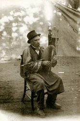 Folklore der Auvergne: Musiker spielt Chabrette, frühes 20. Jahrhundert