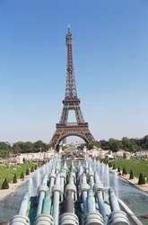 Frankreich, Paris, der Eiffelturm vom Trocadéro aus, erhebt sich über den Brücken und Brunnen der umliegenden Pariser Stadtlandschaft.