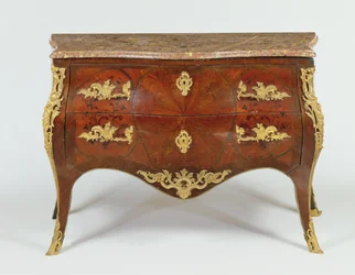 Französische Serpentin-Kommode mit vergoldeten Bronzebeschlägen und Marmorplatte, ca. 1740