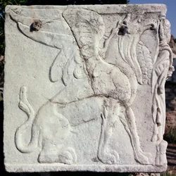 Urne mit geschnitztem Relief eines Greifen (Stein)