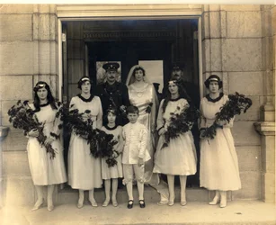 Gruppenhochzeitsfoto von Lady Maud Cavendish und Captain Macintosh