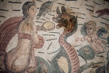 Halle des Arion. Meereslandschaft. Meereskreaturen. Nereiden und Tritonen. 3. - 4. Jahrhundert. Römische Villa del Casale, Sizilien. UNESCO-Weltkulturerbe.