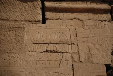 Hieroglyphen auf Stein, Karnak, Luxor, Ägypten