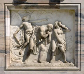 Hochrelief, das Adam und Eva darstellt, von Carlo Maria Giudici. 1791. Kathedrale (Dom oder Duomo) von Mailand, Italien