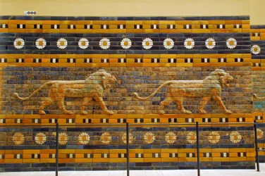 Ischtar-Tor, ursprünglich zum Tempel des Bel gehörend, erbaut in Babylon (Irak) von König Nebukadnezar II. - Ischtar-Tor Prozessionsstraße Pergamonmuseum, Museumsinsel, Berlin, Deutschland