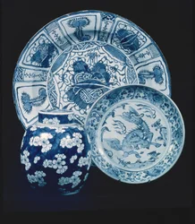 Kraak-Porzellan-Servierschale, Wan Li-Periode (1573-1619); Provinzschale, frühes 16. Jahrhundert; Blau-weiße Porzellan-Ingwerdose, K