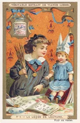 Die Lesestunde. Ein Mädchen lässt ihre Puppe das Alphabet lesen und droht ihr mit einer Handvoll Ruten. Werbechromolithographie, Liebig