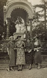 Damen posieren unter dem Denkmal für Indianer im Parco delle Cascine in Florenz