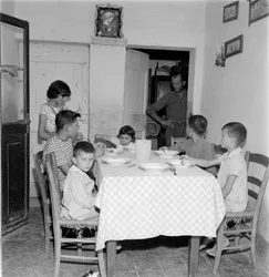 Große Familie versammelt am Tisch im Esszimmer des Landhauses. 1960er Jahre