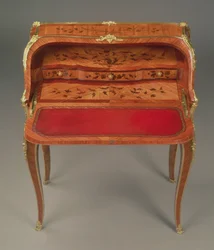 Louis XV Damenschreibtisch mit Blumenmarketerie und vergoldeten Beschlägen, von Bernard II van Risenburgh (tätig 1730-65/6), ca. 1750