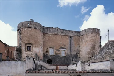 Blick aus der Froschperspektive auf eine Burg, San Nicandro Garganico, Nationalpark Gargano, Apulien, Italien
