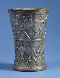 Marlik-Becher in taillierter zylindrischer Form mit zwei dekorativen Bändern, die Paradepferde darstellen, ca. 1100 v. Chr.