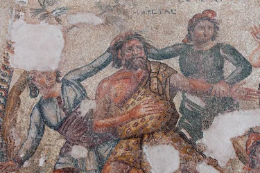 Marsyas und die beiden Skythen, die Apollons Urteil vollstrecken und ihn zu einem Baum führen, wo er lebendig gehäutet wird - (Detail) des letzten Moments des musikalischen Wettbewerbs zwischen Marsyas und Apollo, dem Gott der Künste - Paphos-Mosaiken, Hau