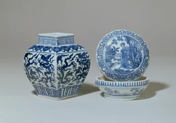 Ming blau-weiße quadratische Balustervase und runde Dose, Chia Ching Periode (1522-66)