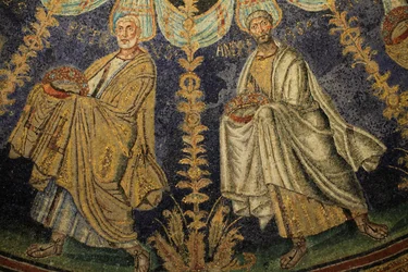 Mosaik der Decke des Baptisteriums von Neon. Detail der Prozession der zwölf Apostel, die sich um das zentrale Mosaik in zwei Richtungen bewegen und mit dem Treffen von St. Peter und St. Paul enden. 5. Jahrhundert, Ravenna, Italien. Eingetragen als UNESCO-