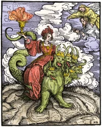 Mythen und Legenden: Die große Hure von Babylon reitet auf dem siebenköpfigen Drachen. Farbige Gravur aus dem Neuen Testament, gedruckt in Augsburg.