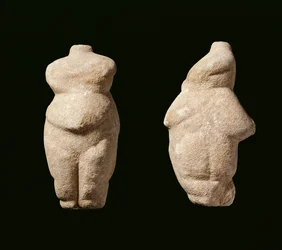Neolithische Steopagus-Dame, Vorder- und Seitenansicht, Avaritsa (Meliteia) in Thessalien, Griechenland, 6000-5200 v. Chr.