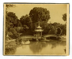 Orleans, Loiret (45), Centre, Frankreich, Pavillon und chinesische Brücke in einem Park in Orleans