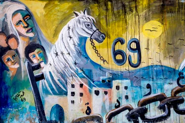 Palästinensische Wandkunst an einer Wand in Jenin, Westjordanland, Palästina, palästinensische Familie kehrt nach Hause zurück, 2018 (Foto)
