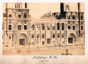 Pariser Kommune (1871): Blick auf das Hôtel de Ville nach dem Brand im Mai 1871. Anonyme Fotografie