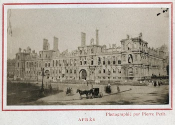 Pariser Kommune (1871): Ansicht des Hôtel de Ville in Paris nach dem Brand im Mai 1871