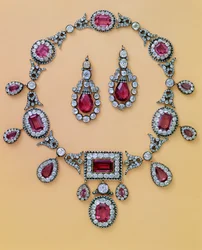 Teil eines antiken Spinell- und Diamantparure bestehend aus Tiara, Haarschmuck, Halskette und Ohrringen