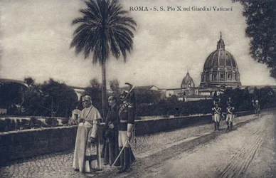 Papst Pius X. (1835-1914) geht durch die Straßen von Rom - Postkarte 1903-1914